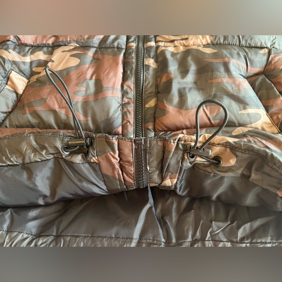 American Eagle Outfitters Army Camo Puffer Jacket, Size -S - Picture 4 of 11